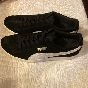 PUMA Men's classic Black and White suede Sneakers